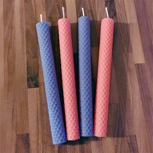 Pitkiä mehiläisvahakynttilöitä. Sinisiä ja vaaleanpunaisia.