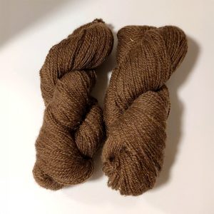 Ruskeaa villalankaa kerällä.