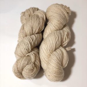 Valkeaa villalankaa kerässä.