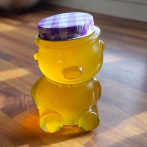 Hunajaa lasisessa nallepurkissa.
